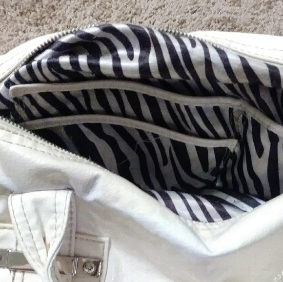 Guess purse - Picture 3 of 6